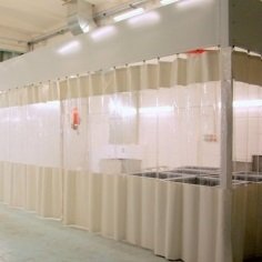 картинка Штора белая с окном для автомоек  из армированной ПВХ ткани, плотность  630 гр/м2 для автомойки